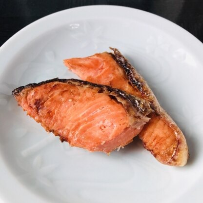 レシピを参考にして鮭を焼いてみました。フライパンを使ってキレイに焼くことができました。丁度いい塩加減で身がふっくらとしていて柔らかくて美味しくいただけました。